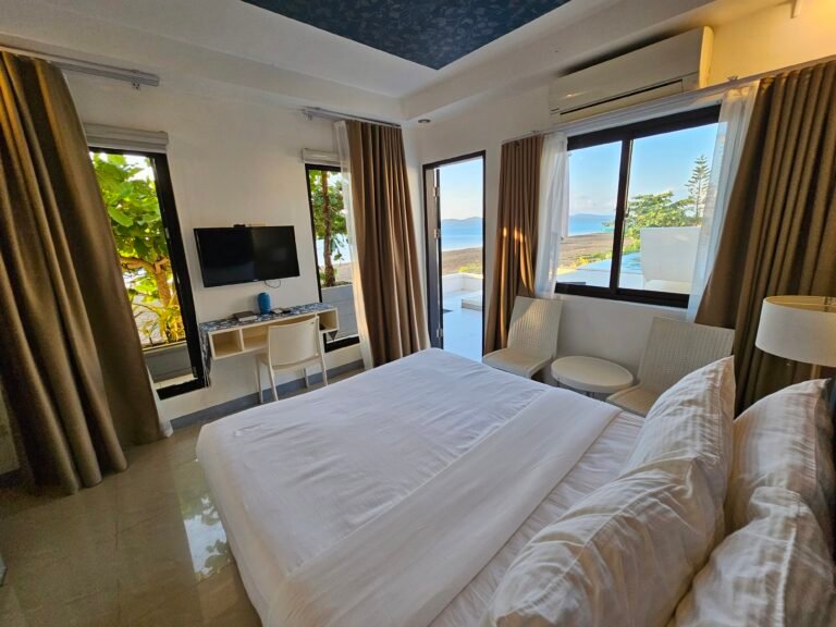 Bedroom with sea view